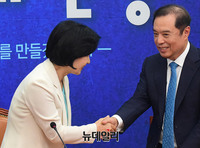 [포토] 악수하는 추미애-김병준