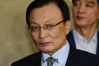 [포토] 질문에 답하는 이해찬 민주당 의원