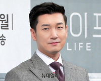 [포토] 드라마 '라이프'서 냉철한 경영인으로 돌아온 조승우