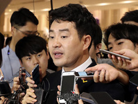 [포토] 장례절차 브리핑 하는 최석 정의당 대변인