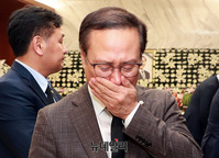 [포토] 눈물 흘리는 홍영표 더불어민주당 원내대표