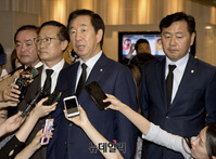 [포토] 질문에 답하는 여·야 원내대표