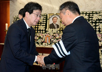 [포토] 노회찬 빈소 찾아 조문하는 유승민