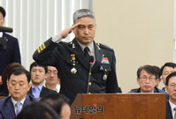 [포토] 거수겅례하는 김용우 육군참모총장