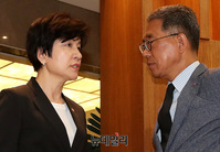 [포토] 대화 나누는 김영주-김주영