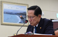 [포토] 생각에 잠기 송영무 국방부 장관