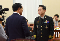[포토] 대화 나누는 김중로 의원과 이석구 기무사령관