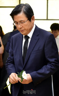 [포토] 헌화 하는 황교안 전 국무총리
