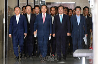 [포토] 첫 비상대책회의 입장하는 한국당 비대위원