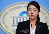 [포토] 첫 브리핑하는 배현진 한국당 비대위 대변인