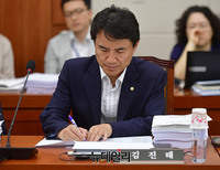 [포토] 국회 정무위 참석한 김진태 의원