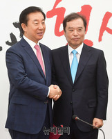 [포토] 기념촬영하는 김병준-김성태