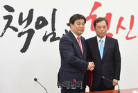 [포토] 임명장 받는 김선동 여의도연구원장