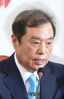 [포토] 한국당 비상대책회의 주재하는 김병준 위원장
