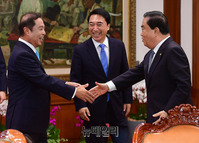 [포토] 악수나누는 문희상-김병준