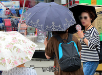 [포토] 가마솥 더위 지속, 양산은 필수