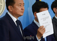 [포토] 추가고발장 들어보이는 장영하 진상조사위원장