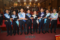 [포토] 손 잡은 더불어민주당 당대표 후보들