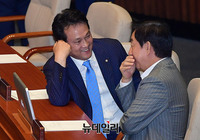 [포토] 대화나누는 안민석-김성태