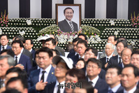 [포토] 故 노회찬 의원 영결식, 국민의례 하는 참석자들