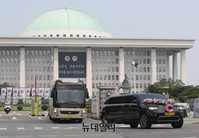 [포토] 영결식 후 국회 나서는 운구차