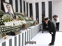 [포토] 헌화 후 묵념하는 문희상 국회의장