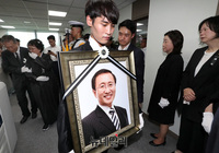 [포토] 의원회관 사무실 찾은 고 노회찬 의원 영정