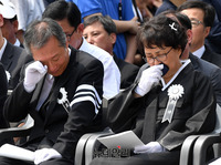 [포토] 눈물 흘리는 故 노회찬 의원 유족들