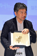 [포토] 칸 황금종려상 트로피 든 고레에다 히로카즈