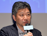 [포토] 질문에 답하는 고레에다 히로카즈