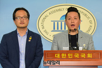 [포토] 기자회견 갖는 임태훈 군인권센터 소장