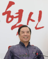 [포토] 민생방문 간담회 갖는 김병준 비대위원장