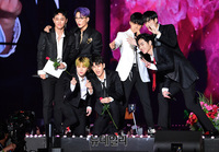 [포토] 팬들 향해 메세지 전하는 아이콘