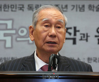 [포토] 축사하는 김진현 세계평화포럼 이사장