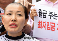 [포토] '최저임금 인상 반대' 외치며 삭발하는 소상공인