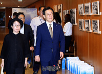 [포토] 기자회견 참석하는 이재명 경기지사