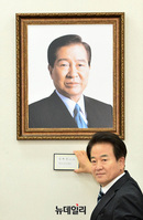 [포토] 김대중 사진 거는 정동영 민주평화당 신임 대표