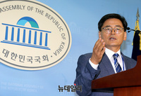 [포토] 국회의원 해외출장 지원 관련 브리핑하는 이계성 국회 대변인