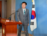 [포토] 당대표 출마선언 위해 입장하는 손학규