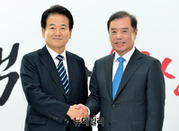 [포토] 악수 나누는 김병준-정동영