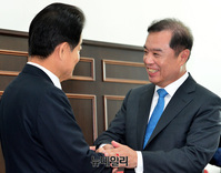 [포토] 정동영 반기는 김병준 자유한국당 비대위원장