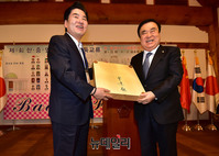 [포토] 문희상 국회의장에게 바둑판 전달하는 원유철 기우회장