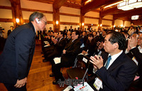 [포토] 인사하는 나가미네 주한 일본대사