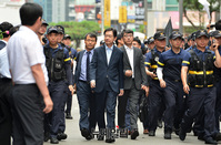 [포토] 경찰 보호받으며 출석하는 김경수