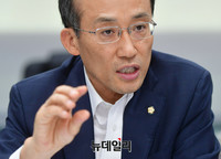 [포토] 인터뷰 갖는 추경호 자유한국당 의원