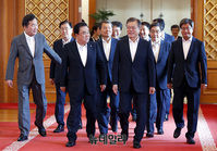 [포토] 오찬장 향하는 文대통령과 5부 요인 