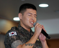 [포토] 두 눈 질끔 감고 열창하는 강하늘