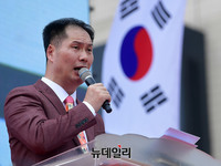 [포토] 범국민대회서 발언하는 변승우 목사