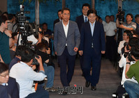 [포토] 토론회 동시 입장하는 노웅래-김주영