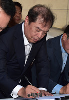 [포토] 한국당 김병준 '최저임금 제도개선 서명운동' 동참